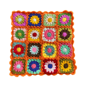 .Kleedje/kussenhoes gehaakte bloemen gekleurd met oranje randen