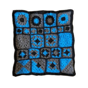 .Kleedje/kussenhoes div. gehaakt patchwerk blauw-zwart-zwartwit