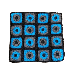 .Kleedje/kussenhoes gehaakte bloemen blauw-zwart-zwartwit