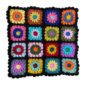 .Kleedje/kussenhoes gehaakte bloemen gekleurd met zwarte randen