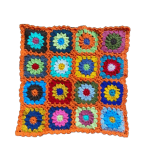 .Kleedje/kussenhoes gehaakte bloemen gekleurd met oranje randen