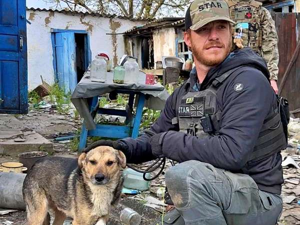 Rescuer in Oekraïne met hond